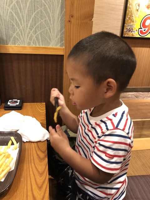 子供連れでも安心の居酒屋へ！　でも、はっちゃんにはまだ早い！