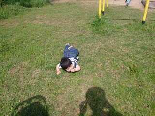 ハイハイのまま、はっちゃんの公園デビュー！