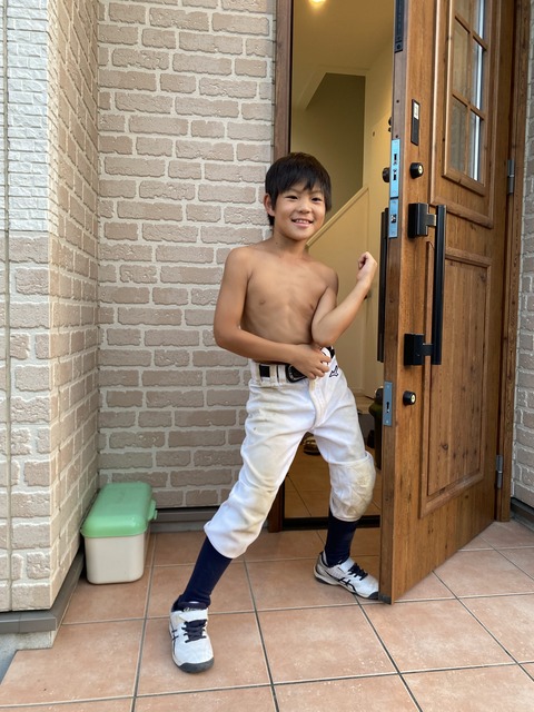 外で脱ぎなさい！ 砂まみれのユニフォーム！