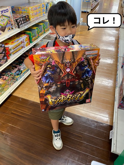 おもちゃを前にあっさりと捨てるプライド。