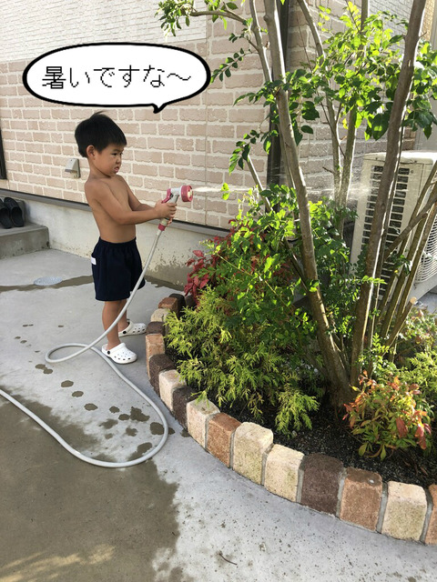 庭の水やりは遊びの一環。