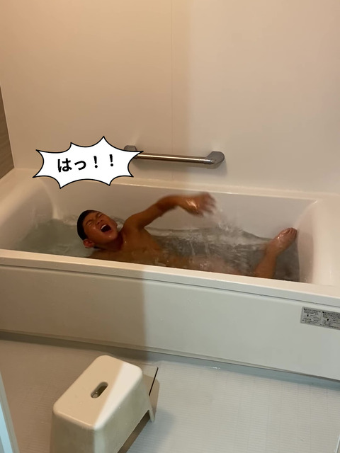 もう限界やろう･･･。 お風呂で水泳！