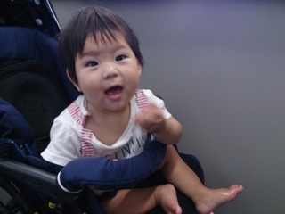 ベビーカーで散歩。