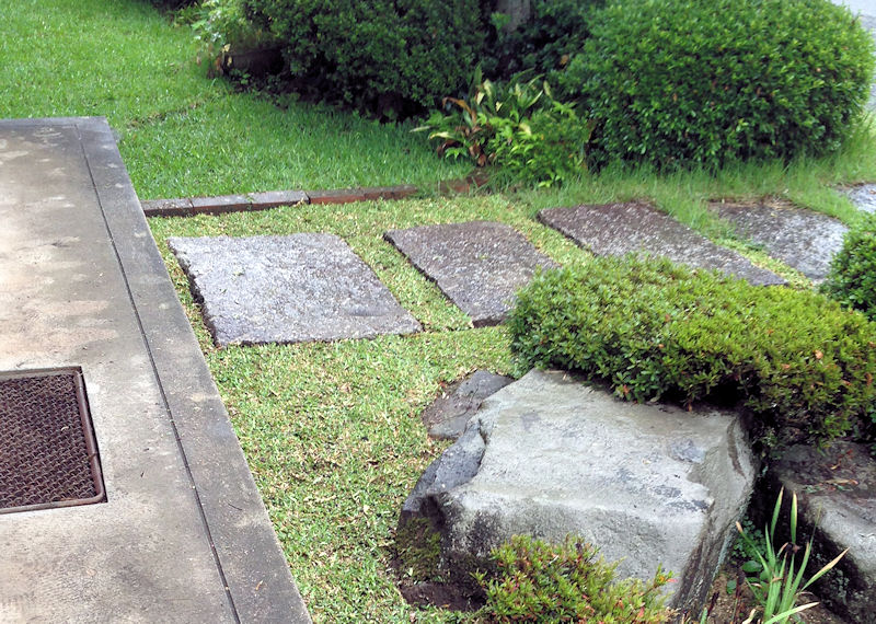 追加で芝生化 玄関前アプローチ Andante 歩くような速さで