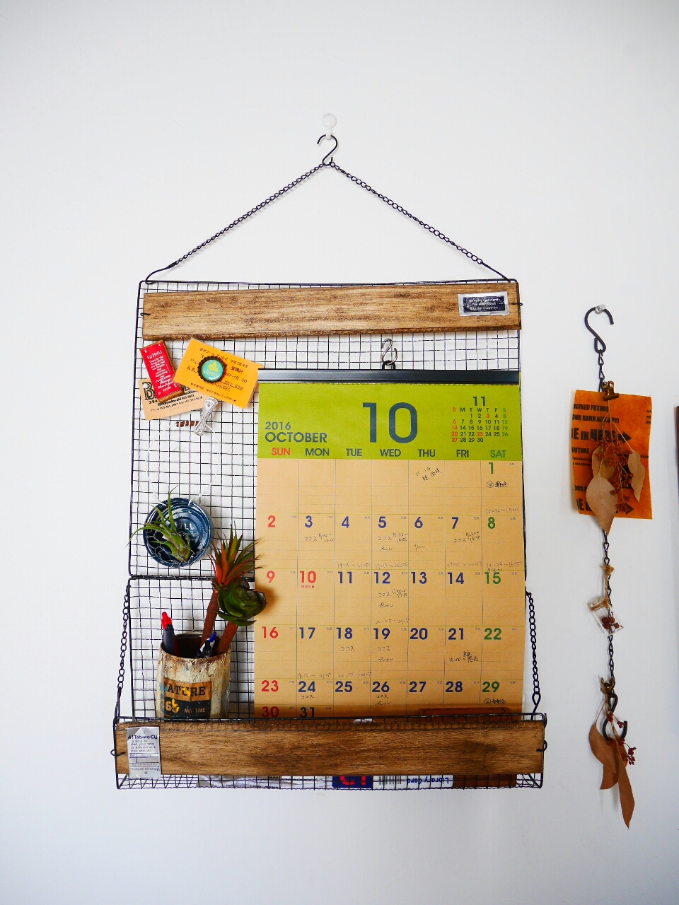 カレンダーやペン はんこなどをまとめて壁面収納するための壁掛けボードdiy Handworks Relax Anさんのdiy リメイク 日々のこと Powered By ライブドアブログ