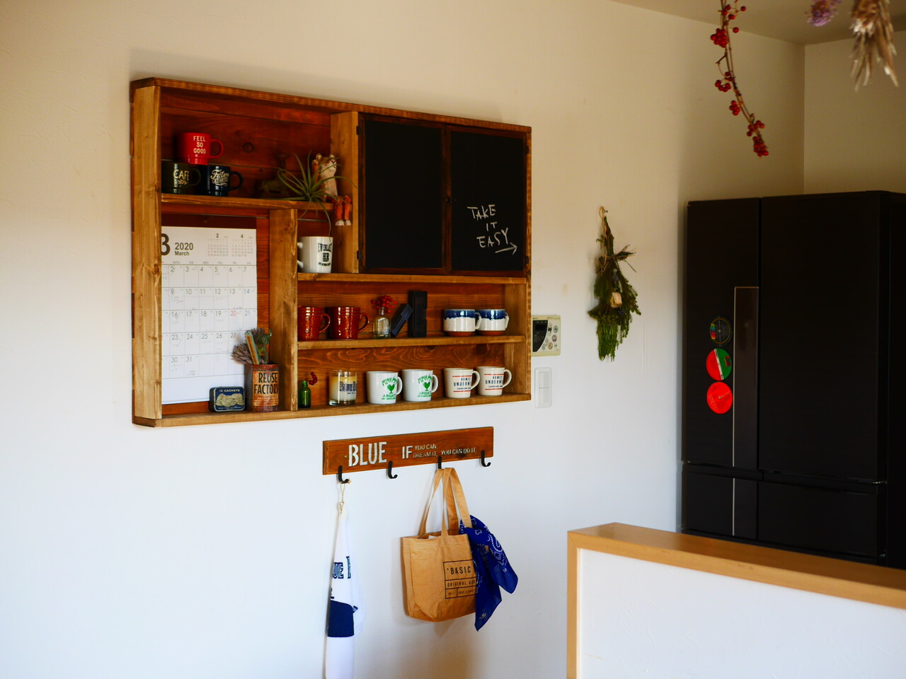 販売 コルクボード 木製ラック 収納 カントリー 可愛いコルクボードシェルフ B Materialworldblog Com