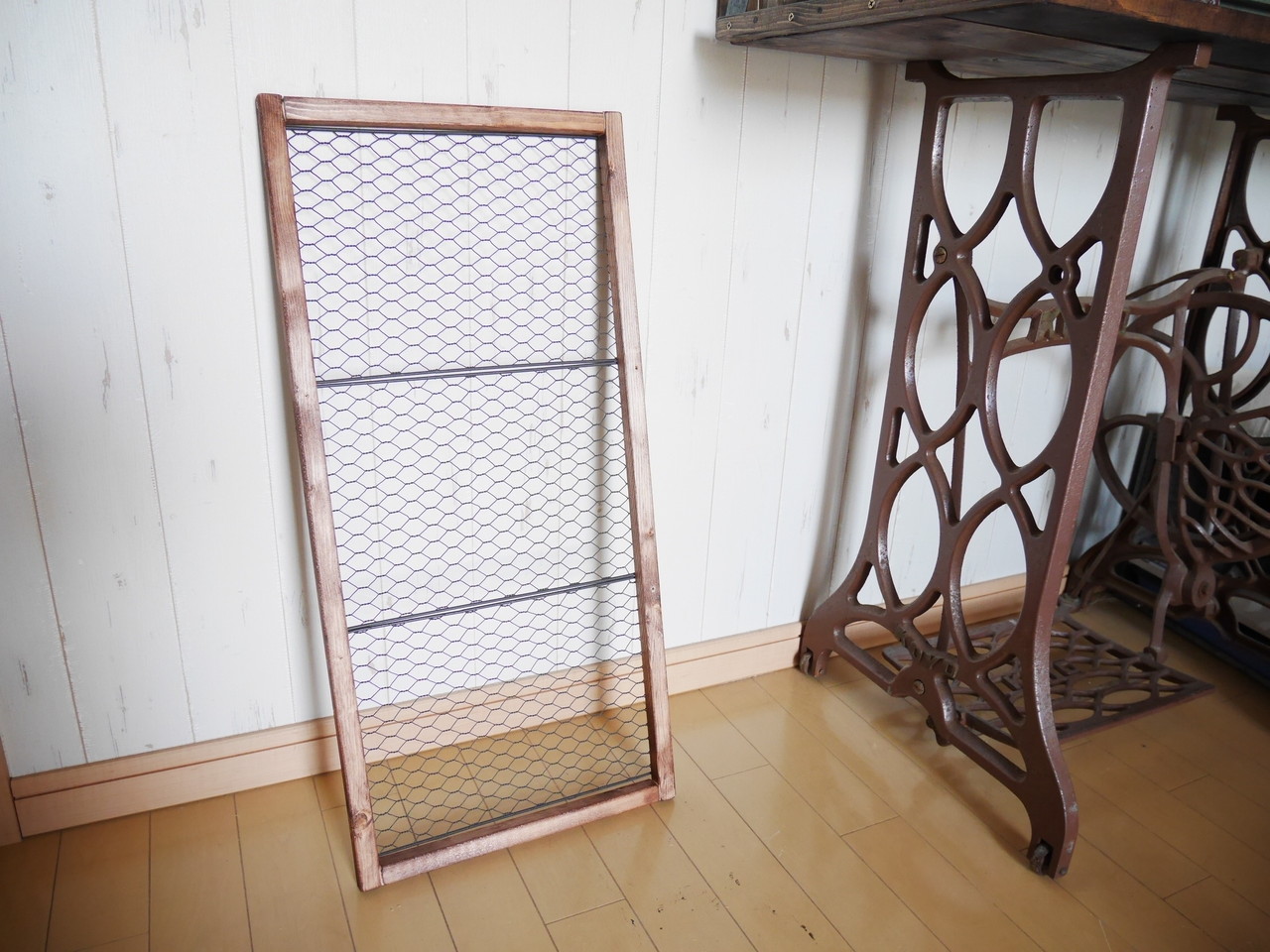 100均diy セリアのワイヤーメッシュラティスをつなげてビッグサイズのフレームを簡単diy Handworks Relax Anさんのdiy リメイク 日々のこと Powered By ライブドアブログ