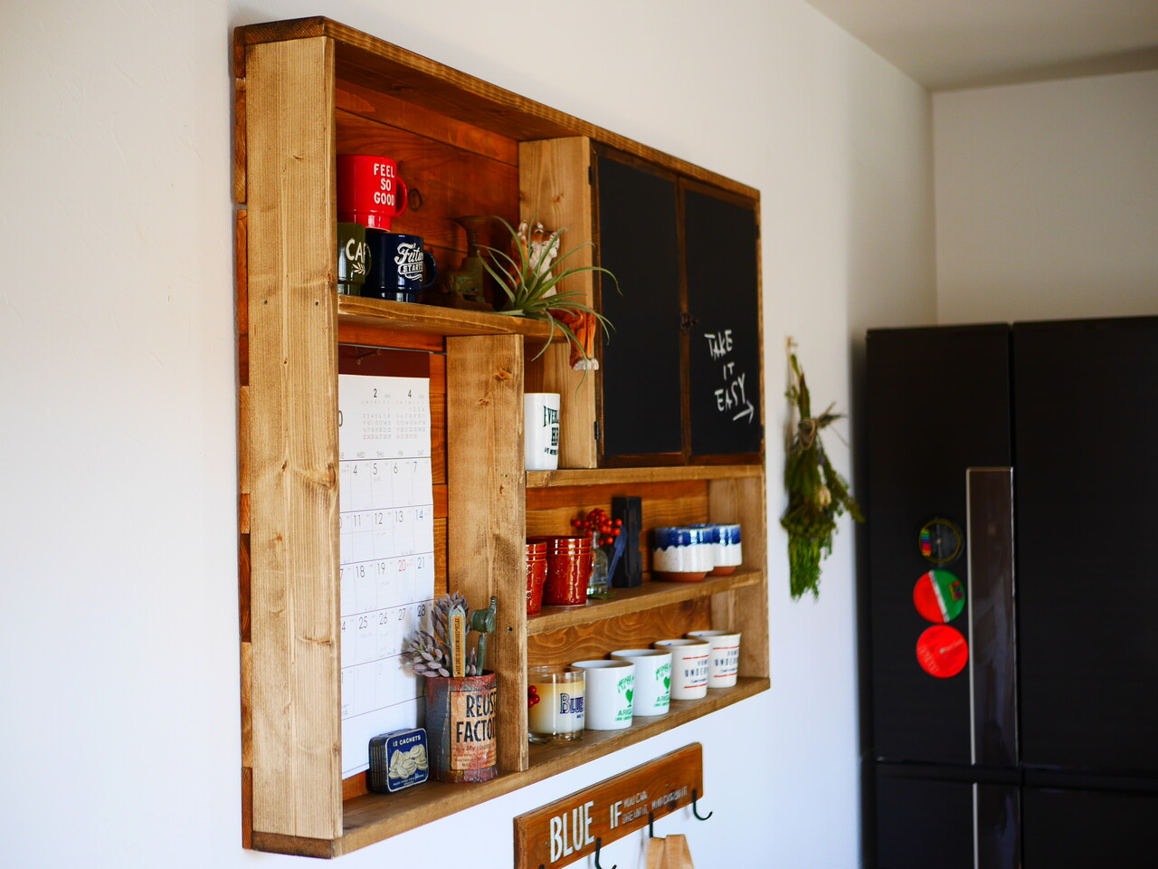 超格安一点 コルクボード 木製ラック 収納 カントリー 可愛いコルクボードシェルフ C Materialworldblog Com