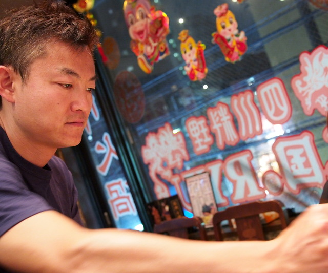具材を入れてくれる劉さん