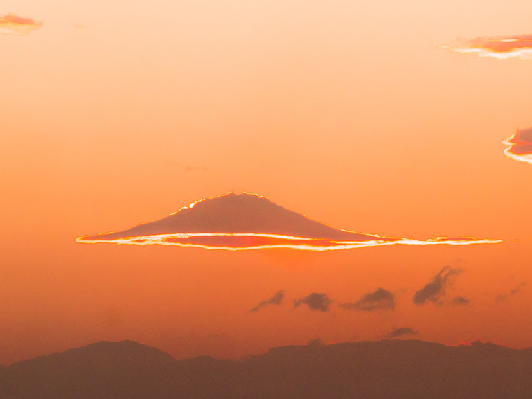 ふなばし三番瀬のダイヤモンド富士20151027-11（富士山の形の雲）