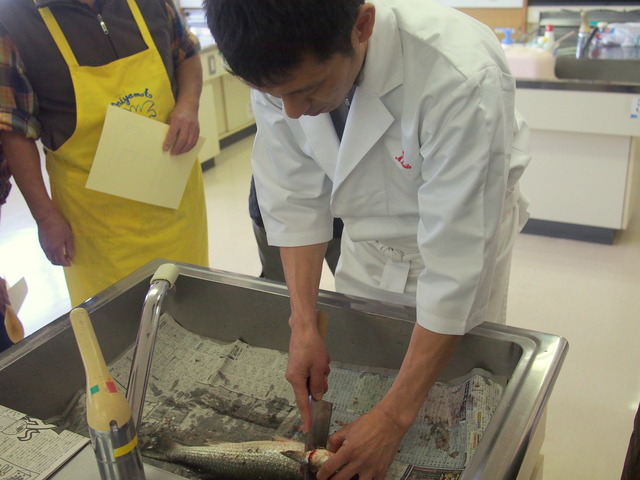摩多以さんの魚捌きレクチャー