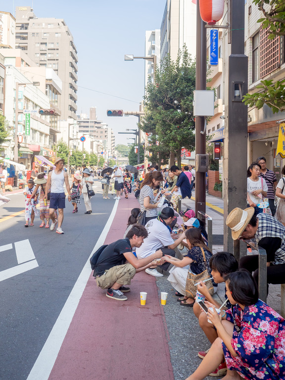 路肩にも人がいっぱい