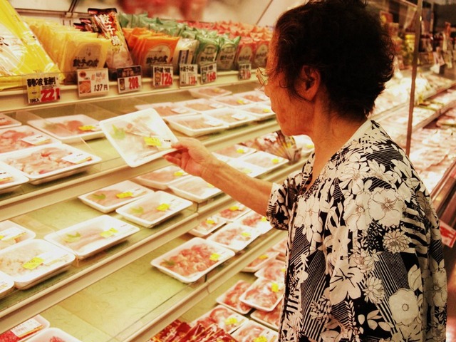 買い物をする祖母
