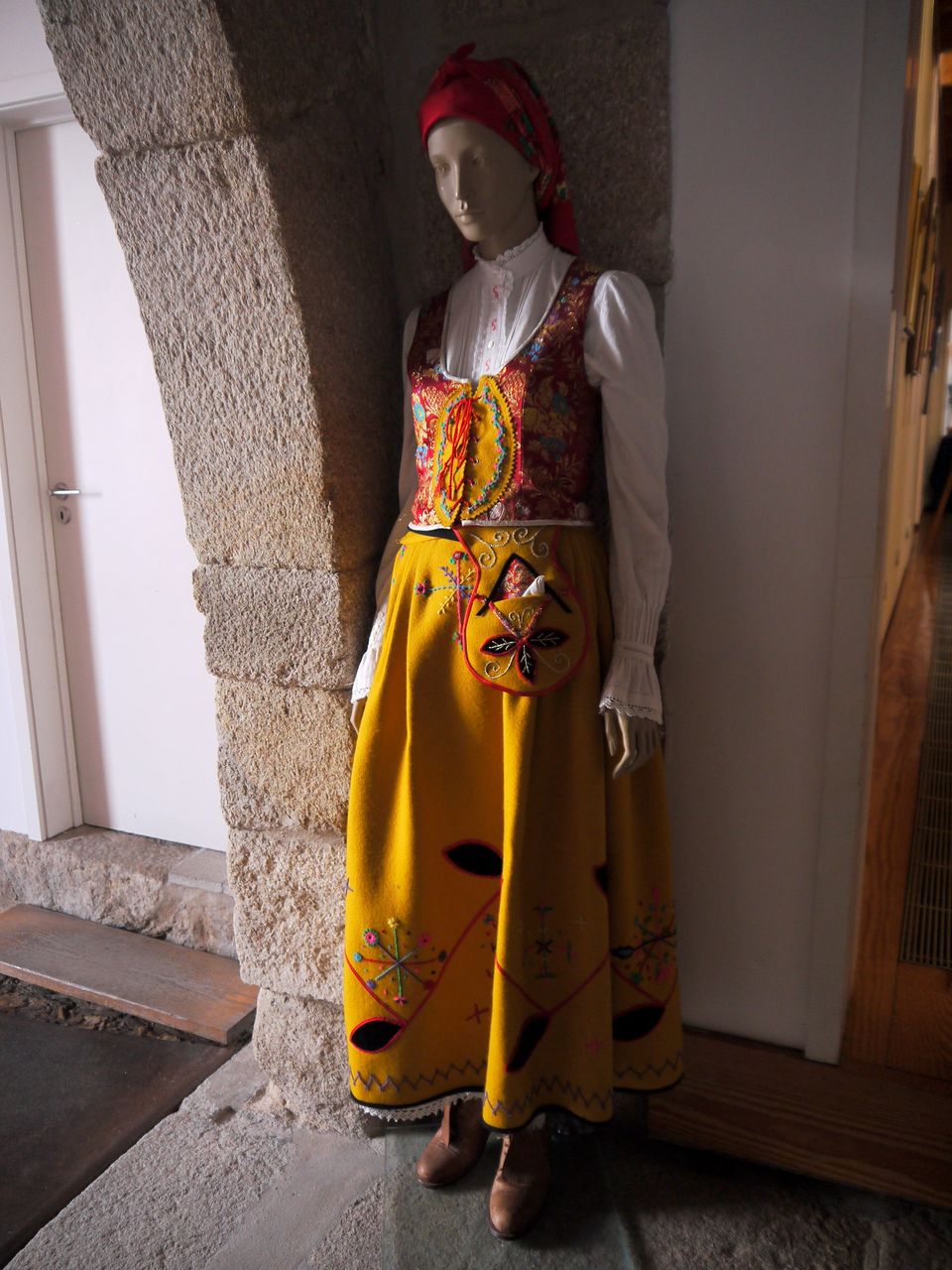 ミランダ ド ドウロの民族衣装とアップリケ Bonito ぽるとがる ポルトガルのカワイイコトー