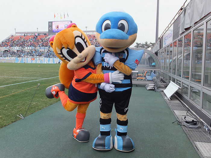 ≪Jリーグ≫川崎フロンターレのふろん太くんが越中詩郎に対戦 ...