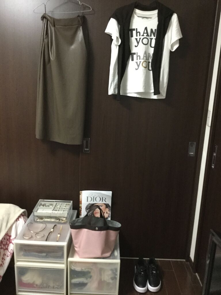 Guのフェイクレザーフレアミディスカートとtシャツコーデ アラフィフ 独身女の独り言 Guのフェイクレザーフレアミディスカートとtシャツコーデ アラフィフ 独身女の独り言
