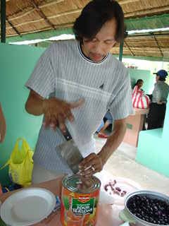 包丁で缶詰を開ける