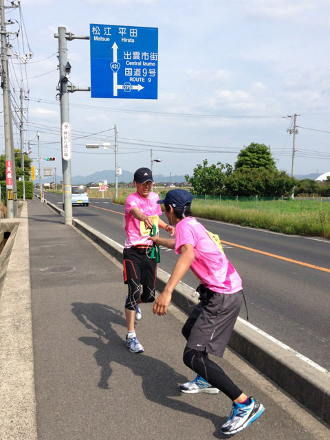 2013えびすだいこく100kmマラソン山陰ランクラブCチームたすき繋ぐ