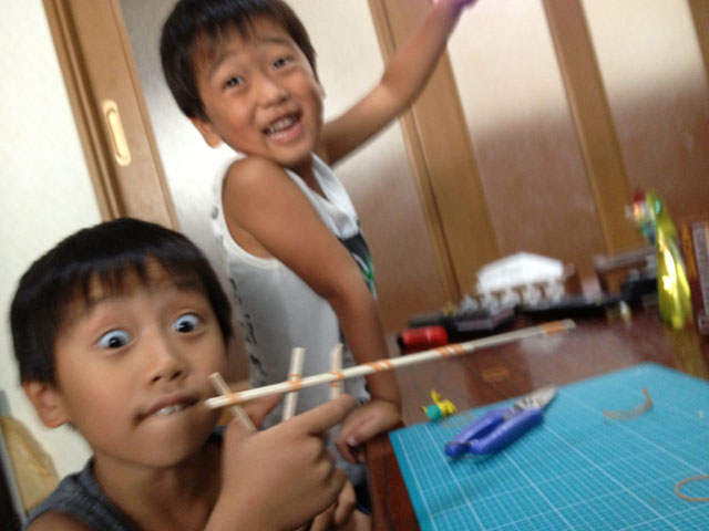 夏休みの工作「割り箸鉄砲」完成!輪ゴムをセットして撃つぞ!