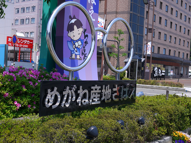 鯖江駅・駅前のメガネモニュメント・福井県