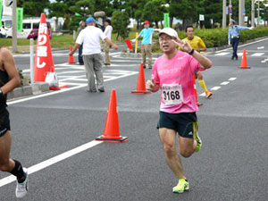 玉造ハーフマラソン折り返し地点、山陰ランクラブともごん