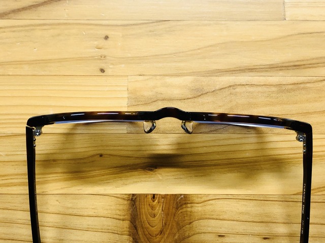 谷口眼鏡ターニングステップ丸メガネの上から見たレンズ厚み