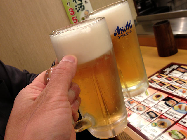 福井県やきとり屋「秋吉」にてビールで乾杯