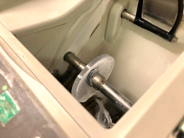 メガネレンズを加工機で削っている作業