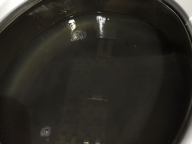 超音波洗浄機で金属ベルトから汚れが真っ黒に浮かび上がり綺麗に