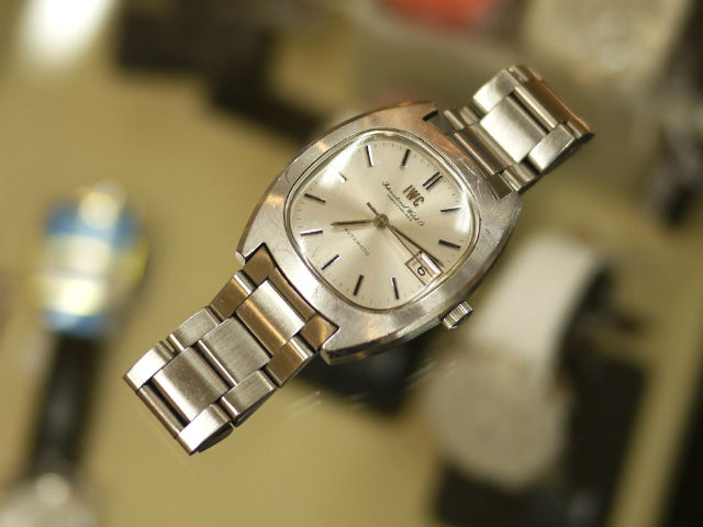 IWC・schaffhausen オートマチック自動巻きトノー型ケース修理