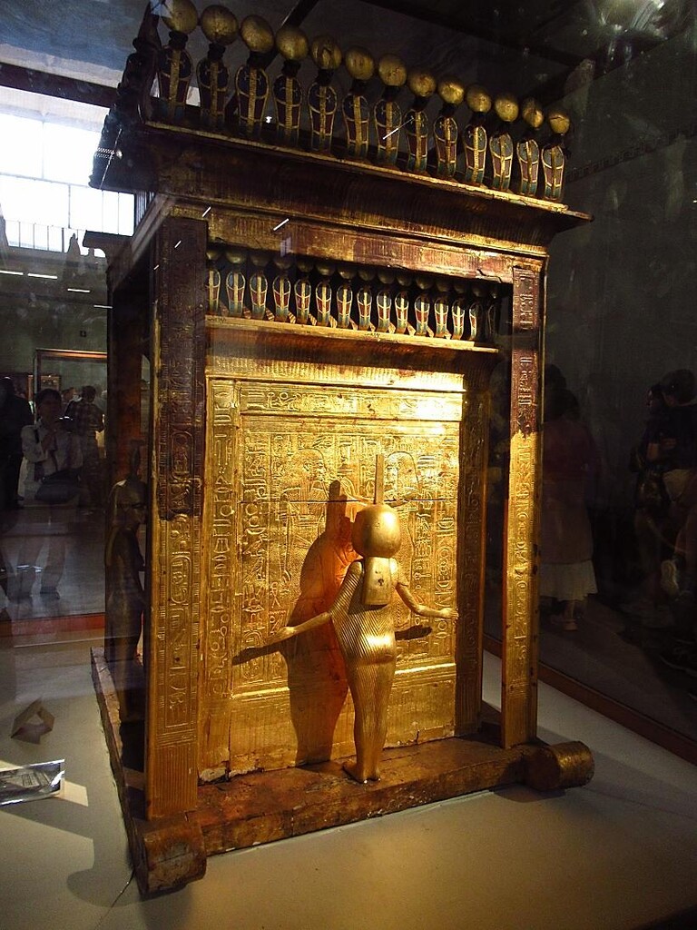 エジプト考古学博物館 ツタンカーメンの厨子を守る優美な 女神 カイロ 天使たちの暮らす街