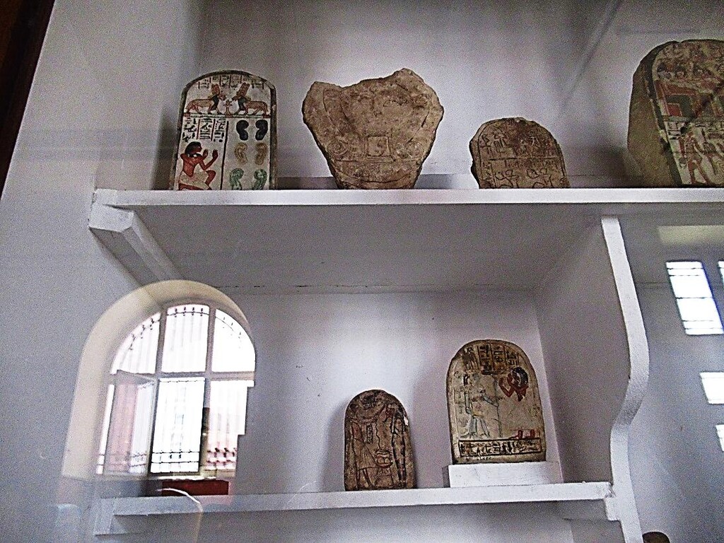 エジプト考古学博物館 願いを聞く耳のステラ カイロ 天使たちの暮らす街