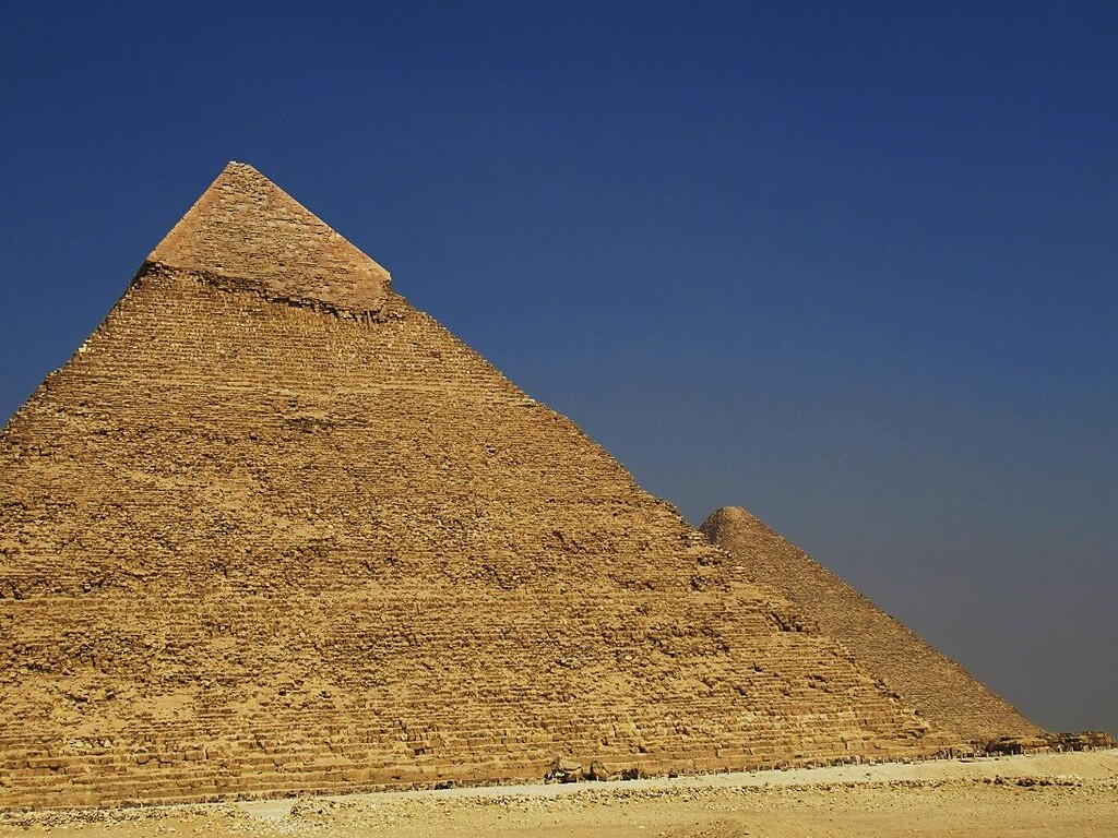 何だか不思議なメンカウラーのピラミッドの参道 カイロ 天使たちの暮らす街