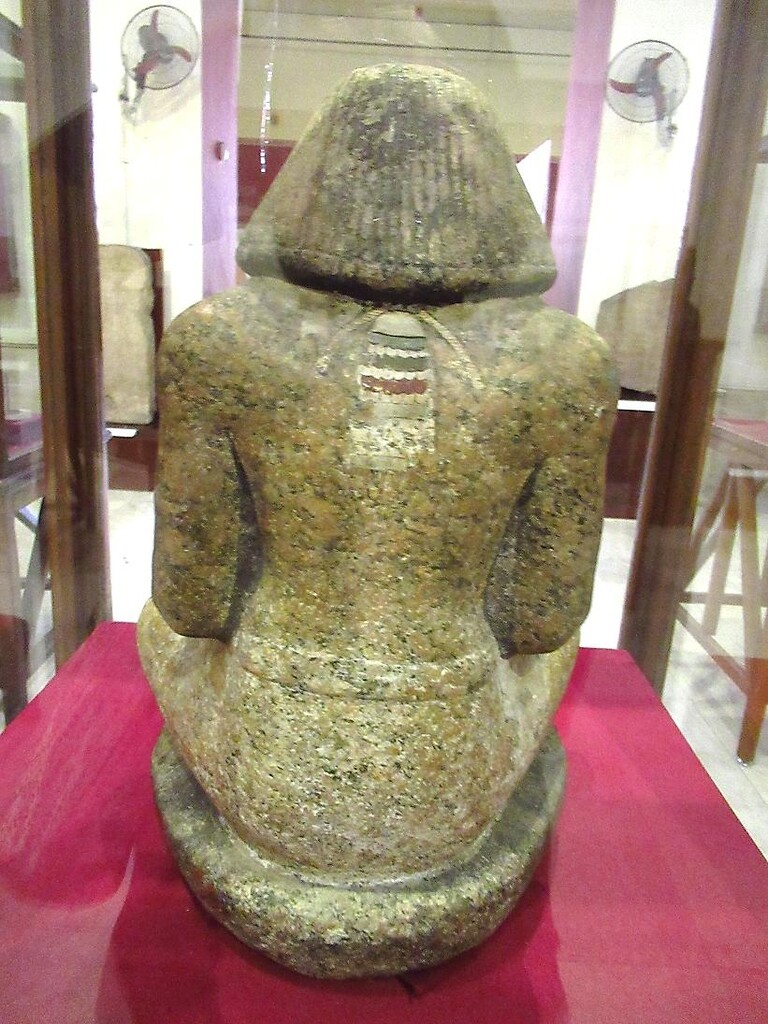 エジプト考古学博物館～特別展示室の書記座像～ : カイロ～天使たちの