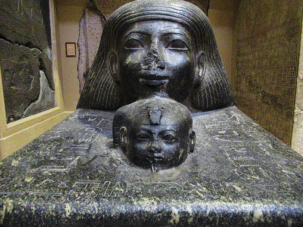 エジプト考古学博物館 センムトとネフェルウラーの像 カイロ 天使たちの暮らす街