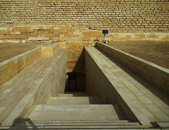 サッカラ ジェセルの階段ピラミッド内部へ カイロ 天使たちの暮らす街