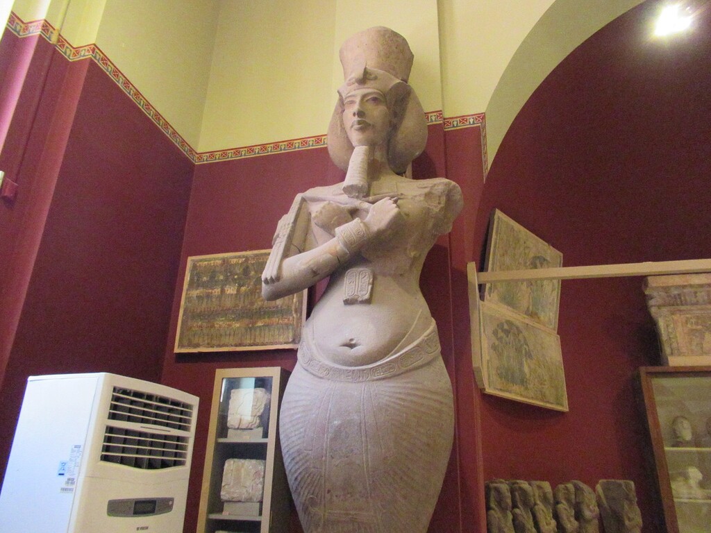 エジプト考古学博物館 アクエンアテン展示室 ティイの厨子の破片など カイロ 天使たちの暮らす街