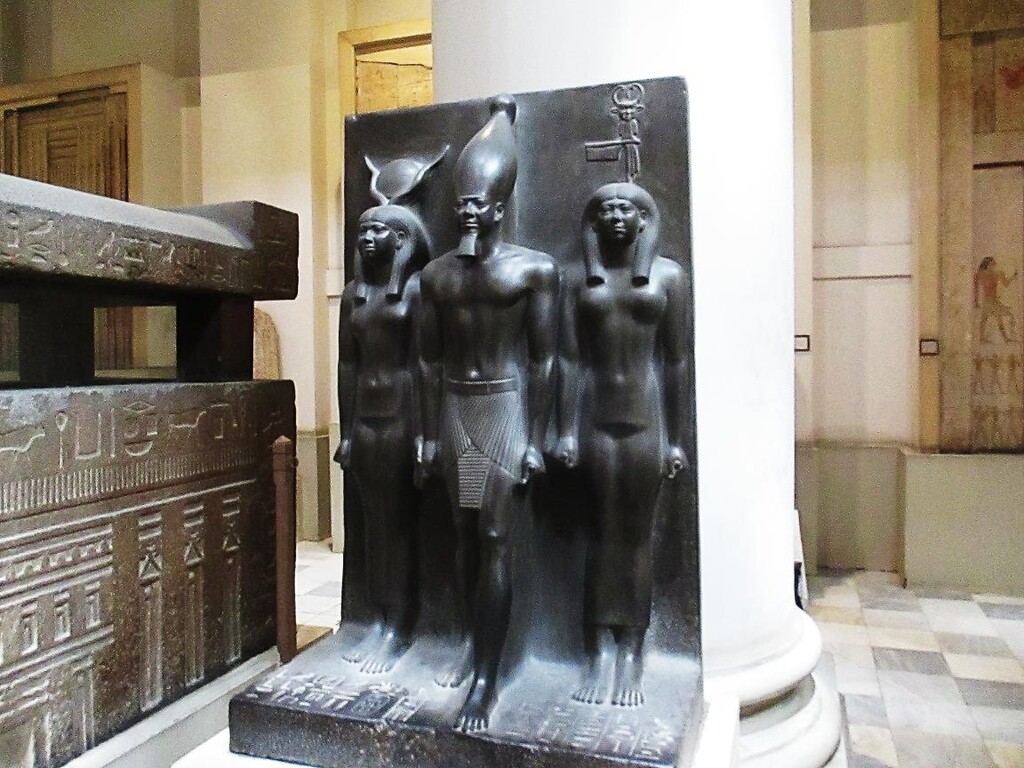 エジプト考古学博物館～展示室が変わっていたメンカウラーのトリアード