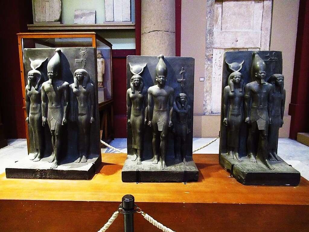 エジプト考古学博物館～展示室が変わっていたメンカウラーのトリアード