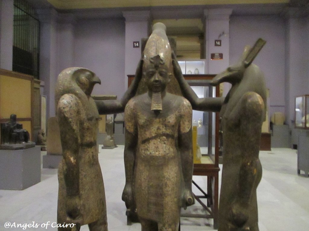 夜のエジプト考古学博物館 セト ホルスやバアウの像など カイロ 天使たちの暮らす街