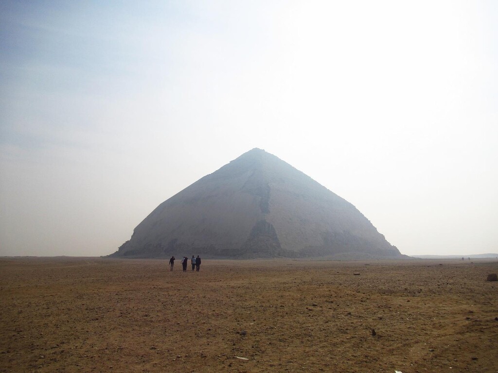 ダハシュール 屈折ピラミッド北面と周壁 参道 カイロ 天使たちの暮らす街 ダハシュール 屈折ピラミッド北面と周壁 参道 カイロ 天使たちの暮らす街