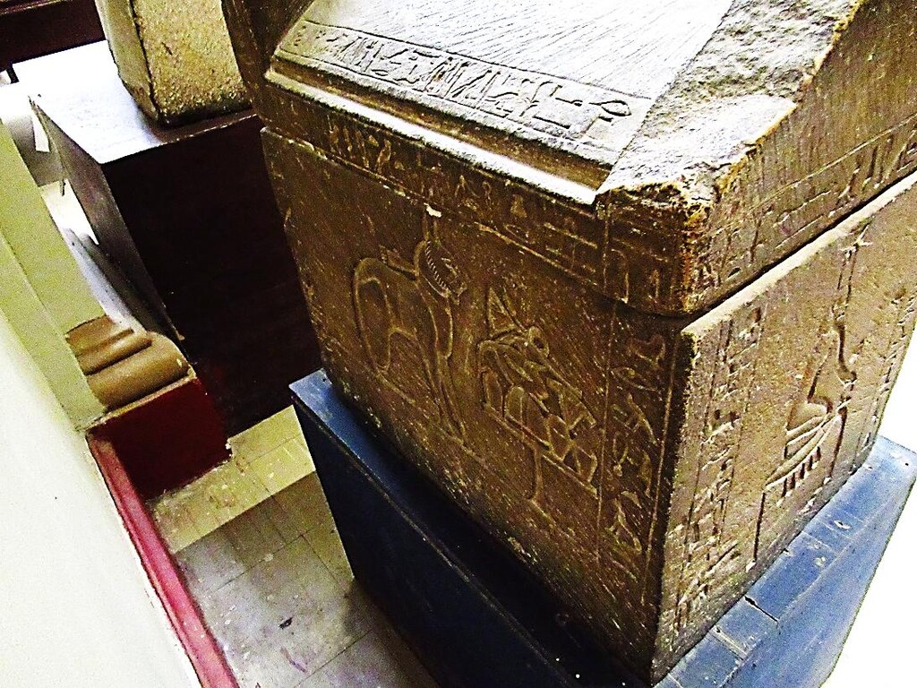 エジプト考古学博物館 ジェフティメス王子に愛された猫の棺 カイロ 天使たちの暮らす街