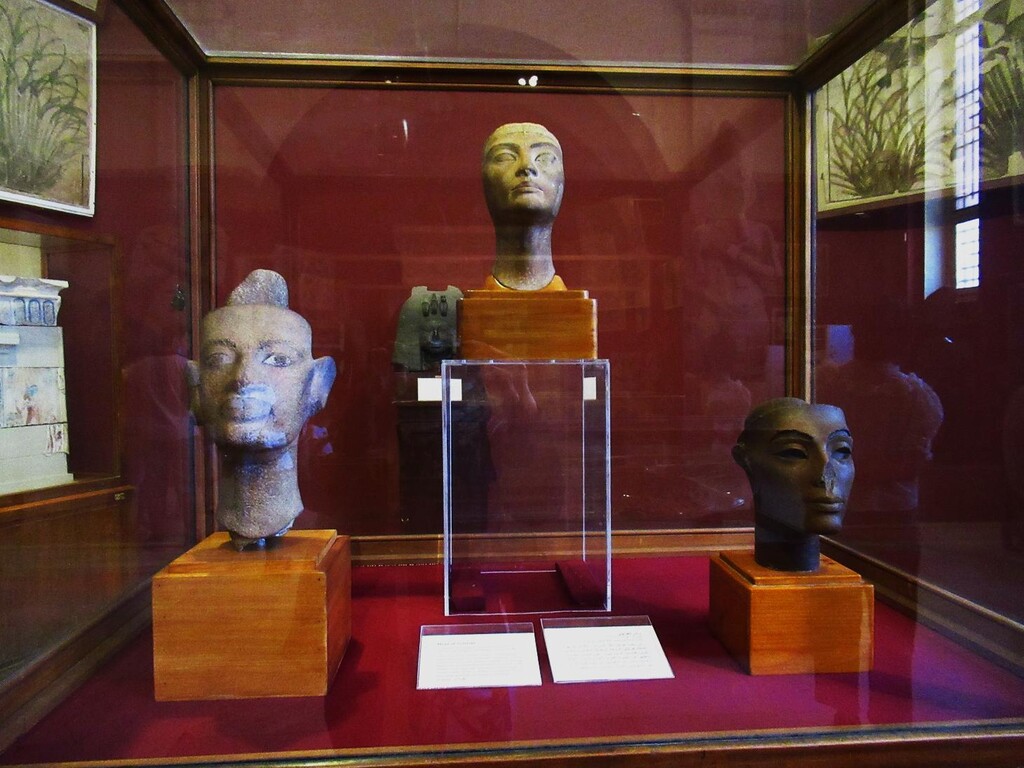 エジプト考古学博物館～アマルナ展示室とネフェルティティの頭像 