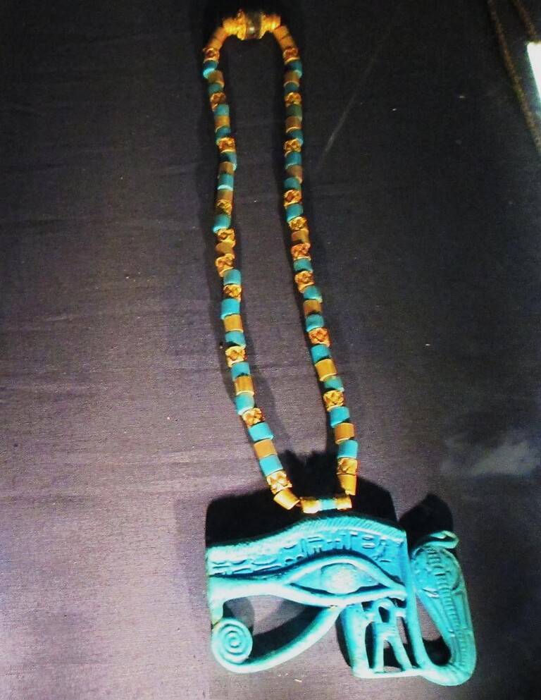 エジプト考古学博物館・ツタンカーメンの装飾品 : カイロ～天使たちの