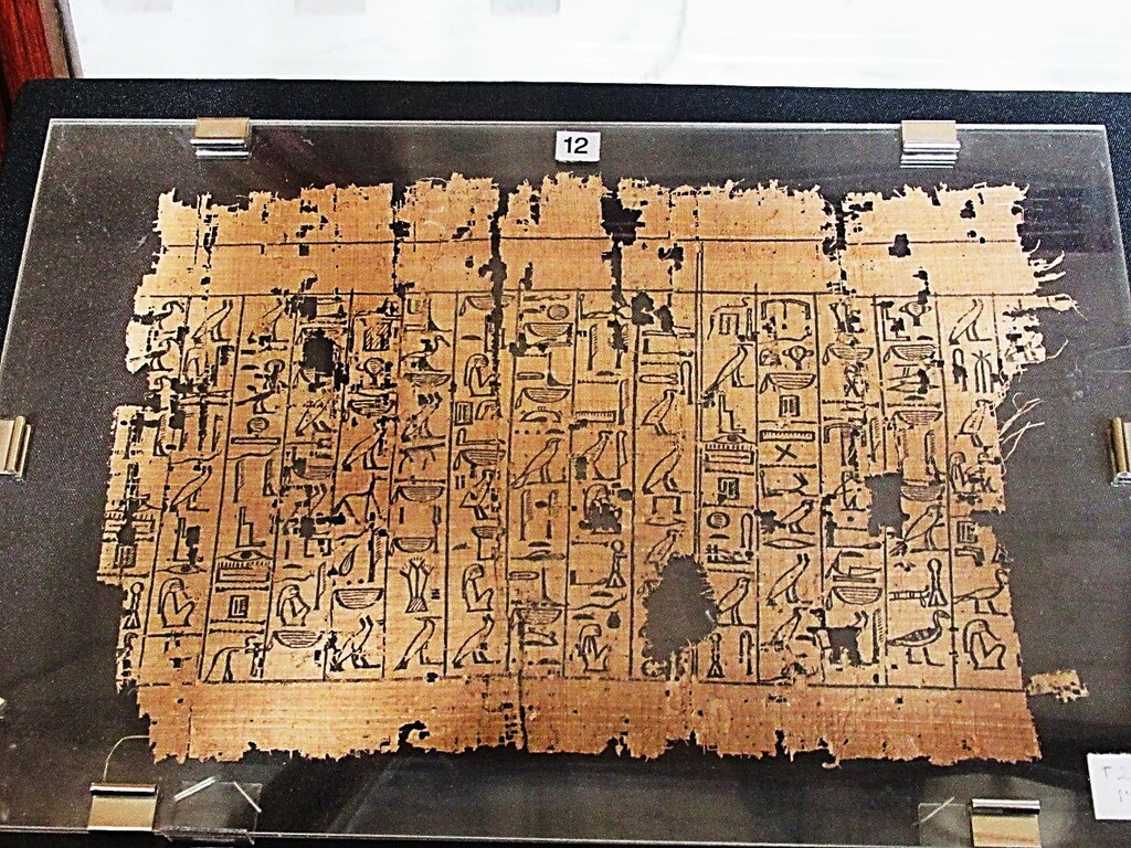 エジプト考古学博物館 ピラミッドテキストのパピルス ヴォイニッチ手稿みたいなパピルス カイロ 天使たちの暮らす街 エジプト考古学博物館 ピラミッドテキストのパピルス ヴォイニッチ手稿みたいなパピルス カイロ 天使たちの暮らす街