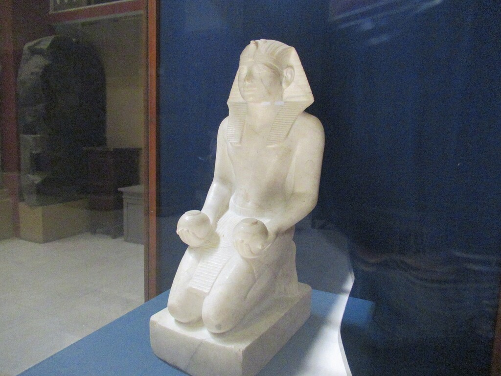 エジプト考古学博物館 発光するトトメス3世の像 カイロ 天使たちの暮らす街