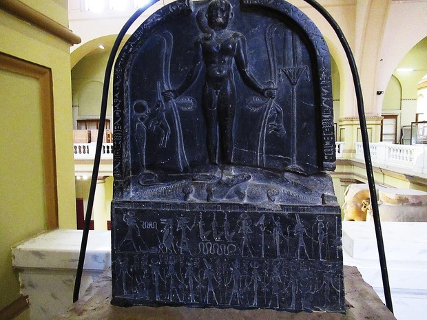 エジプト ホルス神 木製台座 ルーブル美術館 ALVA博物館