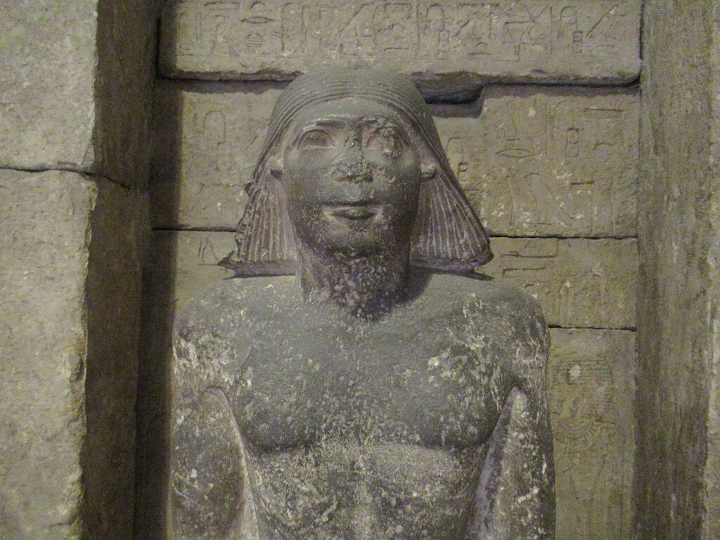 エジプト考古学博物館 右足を前に出した立像 カイロ 天使たちの暮らす街