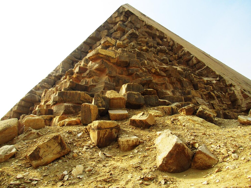 ダハシュール～屈折ピラミッドの庇みたいになった表装石など