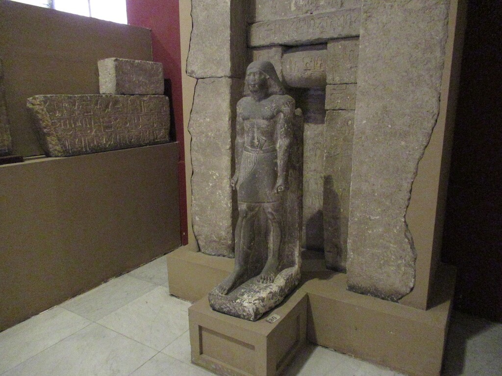 エジプト考古学博物館 右足を前に出した立像 カイロ 天使たちの暮らす街